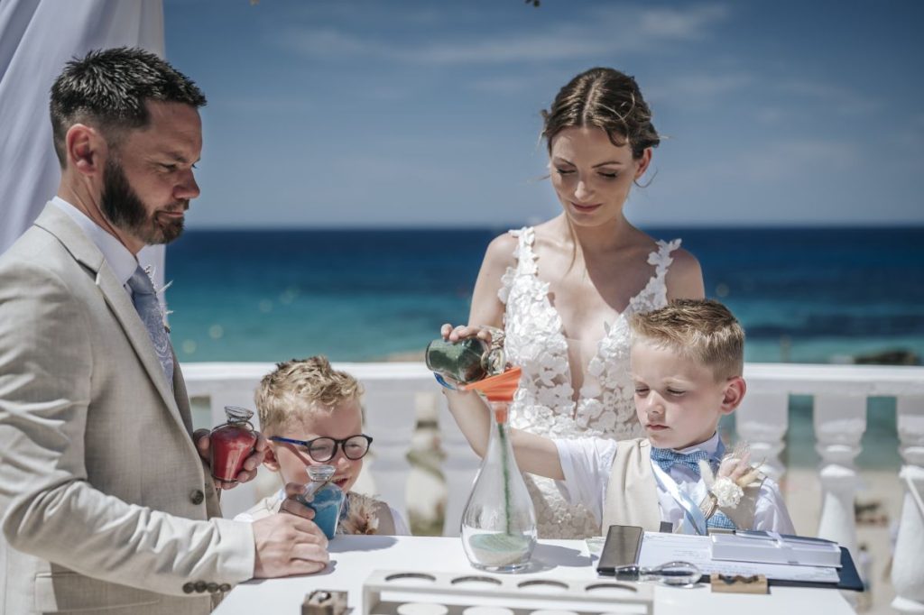 wedding-ritual-sand-cerenony-with-family